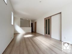 広々16.62帖のLDKが魅力。家族全員がリラックスできる、ゆったりとした快適リビングで温かい団らんの時間を。