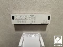 温水洗浄便座付きで、季節を問わずいつでも温かい便座をお使いいただけます。