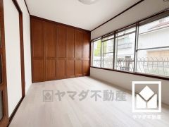 大きなクローゼット付きの洋室で整理整頓しやすいです。