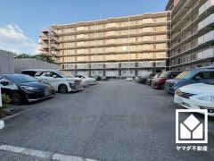 「キリン堂鳴尾店」まで徒歩8分、「関西スーパー鳴尾店」まで徒歩11分など、お買い物施設が徒歩圏内に複数あり便利な住環境です。