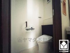 お手入れがしやすく節水効果も高いタンクレストイレです。温水洗浄便座付きで、季節を問わずいつでも温かい便座をお使いいただけます。