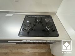 毎日の料理がもっとスムーズに。便利な3口コンロ付きキッチン。