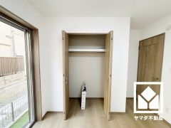 新たに家具を買わなくても良いので、ハンガーパイプ付きのクローゼットは嬉しいですね。
