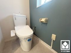 上品なアクセントクロスが魅力的なトイレ空間。機能性とセンスが融合した、居心地の良いプライベートスペースです。