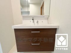 収納付きでスッキリお使い頂ける3面鏡の洗面台です。洗面ボウルが広めなので、忙しい朝でも身支度がしやすく時短になります。