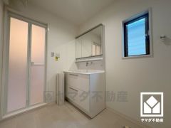 小さなお子様のお風呂上りもこのスペースがあればゆったりとして頂けます。室内洗濯機置場がございますので、天候に左右されず洗濯していただけます。