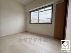 約4.5帖の洋室です。大きな窓からは明るい光が降り注ぎます。柔らかな光が差し込むお部屋で、快適で落ち着いた生活をお送りいただけます。