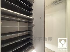 大きなシューズボックスがある玄関。ご家族が増えても余裕です。