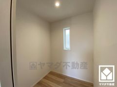 たっぷり収納できる約2帖の納戸付きだから、家の中をもっとスッキリ。季節の荷物や趣味の道具もしっかり収納。