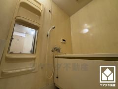 1日の疲れを癒す浴室でゆったりリフレッシュ。清潔感あふれる空間で、毎日のバスタイムをより快適に。