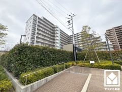 キッチンはカウンター付きの対面式。配膳や片付けがしやすく、お料理中でもお子様の様子が分かって安心です。