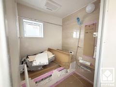 清潔感あふれる空間で、毎日のバスタイムをより快適に。追い炊き機能付きなので、いつでも温かいお風呂に入ることができます。ボタン1つで自動でお湯張りができるオートバス機能もございます。