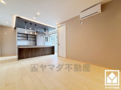 プライバシー・採光に配慮された広々17帖の2階リビングが魅力。家族全員がリラックスできる、ゆったりとした快適リビングで温かい団らんの時間を。