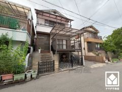 シンプルで洗練された玄関デザイン。帰るたびにホッとできる、心地よい住まいの入り口。