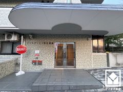 広々とした明るいエントランス。綺麗に整備されており、帰宅時や来客時にも気持ちの良い空間です。