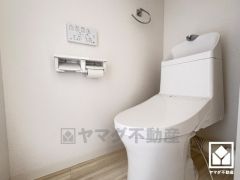 明るく清潔感溢れるトイレです。2連トイレットペーパーホルダーなのでお取替えの手間が軽減できます。