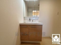 収納付きでスッキリお使い頂ける3面鏡の洗面台です。洗面ボウルが広めなので、忙しい朝でも身支度がしやすく時短になります。