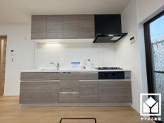 キッチンは空間を有効活用できる壁付けタイプ。キッチン横には窓がございますので、昼間は手元が明るく、お料理がはかどります。