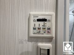 浴室暖房乾燥機付き。真冬の寒い浴室を暖かく、また雨の日の洗濯物の乾燥にと多用途に活躍する機能です。