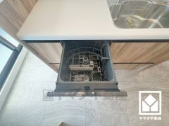 毎日の家事の負担を軽減でき、水道代の節約にもなる食器洗乾燥機付き。