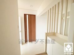 シンプルで洗練された玄関スペース。帰るたびにホッとできる、心地よい住まいの入り口。