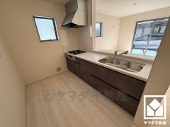 カウンターキッチンなので配膳や片付けがしやすく、お料理中でもお子様の様子が分かって安心です。窓がございますので、昼間は手元が明るく、お料理がはかどります。