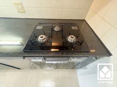 毎日の料理がもっとスムーズに。便利な3口コンロ付きキッチン。