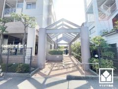 上質な素材と洗練されたデザインが織りなすエントランス。住まう人の誇りを感じさせる、優雅な迎えの空間。