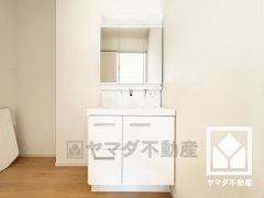 収納付きでスッキリお使い頂ける3面鏡の洗面台です。洗面ボウルが広めなので、忙しい朝でも身支度がしやすく時短になります。