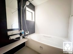 1日の疲れを癒す浴室でゆったりリフレッシュ。小窓が付いているので明るく、こもりがちな湿気もすぐ取り除くことができます。