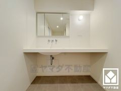 広々とした3面鏡の洗面台は、ホテルライクな上質空間。洗練されたデザインと機能性が融合し、毎日の身支度が特別なひとときに。