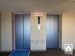 複数基のエレベーターを設置し、待ち時間を短縮。快適な住まいへのアクセスをスムーズに。