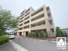 洗練された外観デザインが、住まう誇りを演出。都会に調和する美しい佇まいのマンション。