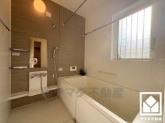 1日の疲れを癒す浴室でゆったりリフレッシュ。小窓が付いているので、こもりがちな湿気もすぐ取り除くことができます。