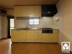 キッチンは空間を有効活用できる壁付けタイプ。窓がございますので、昼間は手元が明るく、お料理がはかどります。