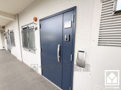 シンプルで洗練された玄関デザイン。帰るたびにホッとできる、心地よい住まいの入り口。