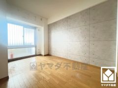 約5.7帖の洋室です。大きな窓からは明るい光が降り注ぎます。柔らかな光が差し込むお部屋で、快適で落ち着いた生活をお送りいただけます。