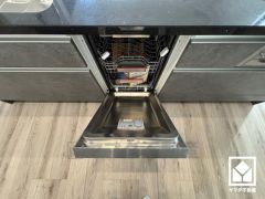 フロントオープンタイプの大型食器洗浄機付き。食後の洗い物がラクラクです。