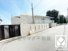 緑に囲まれた閑静な住宅地なので、穏やかな環境で四季折々の自然を感じながらお過ごしいただけます。