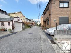 テラスに面した開放感のある広々22帖のLDKが魅力。家族全員がリラックスできる、ゆったりとした快適リビングで温かい団らんの時間を。