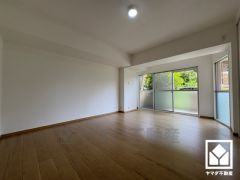 全室がバルコニーに面しており、通風・陽当たりの良いお部屋となっております。