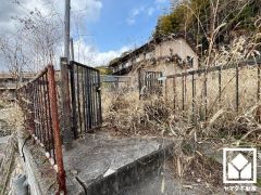北側に甲山がそびえる緑豊かな景観です。ふもとには「兵庫県立甲山森林公園」が整備されており、ハイキングやピクニック、バードウォッチングなどのレジャーもお楽しみいただけます。