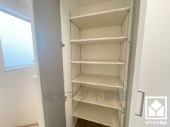 2階ホールにも収納スペースがあり、住空間を広々お使いいただけます。日用品のストックなどもすっきり片付きます。