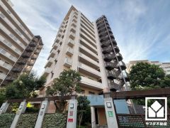 重厚感のあるファサードが、洗練された暮らしを予感させる。街並みに馴染みながらも、ひときわ目を引く存在感。