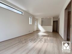 広々16.62帖のLDKが魅力。家族全員がリラックスできる、ゆったりとした快適リビングで温かい団らんの時間を。