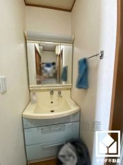 収納付きでスッキリお使い頂ける3面鏡の洗面台です。洗面ボウルが広めなので、忙しい朝でも身支度がしやすく時短になります。