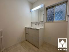 収納付きでスッキリお使い頂ける3面鏡の洗面台です。洗面ボウルが広めなので、忙しい朝でも身支度がしやすく時短になります。