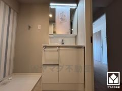 収納付きでスッキリお使い頂ける3面鏡の洗面台です。洗面ボウルが広めなので、忙しい朝でも身支度がしやすく時短になります。