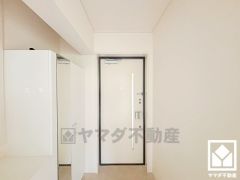 白を基調とした明るい玄関で、毎日を爽やかにスタート。清潔感あふれる空間が、訪れる人々を温かく迎えます。お出かけの前のチェックにも便利な鏡付きです。