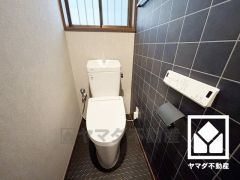 明るく清潔感溢れるトイレです。温水洗浄便座付きで、季節を問わずいつでも温かい便座をお使いいただけます。